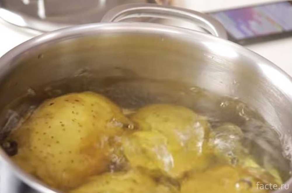 Картошку кидать в кипящую воду. Варка картошки. Чистка картошки. Испорченный вареный картофель. Испорченная вареная картошка.