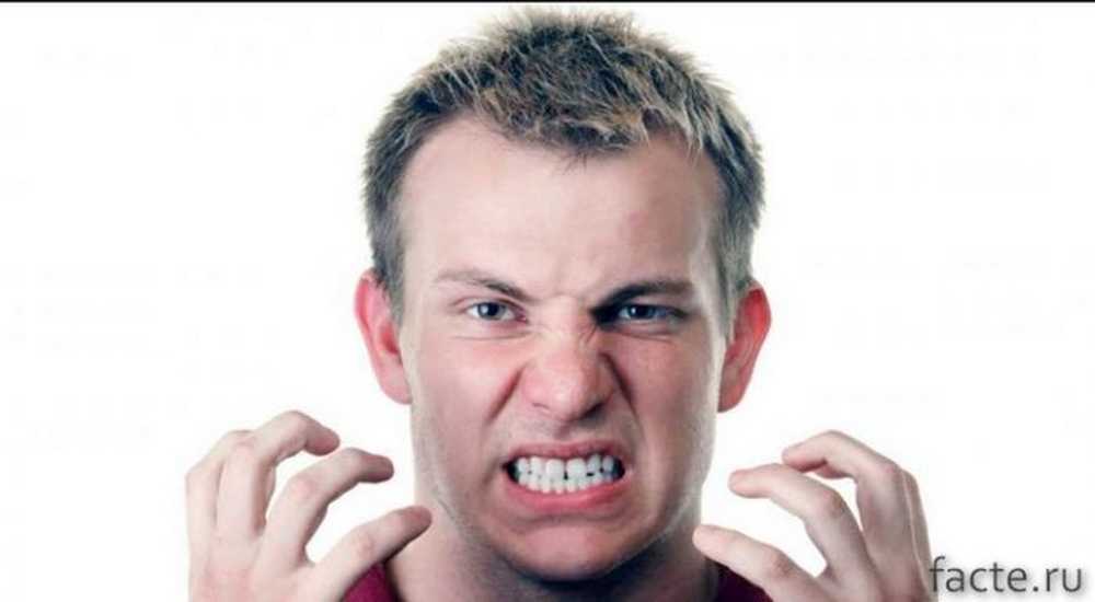 Раздраженная девушка. Женщина показывает зубы. Человек злится. Зубы и злость. Гнев эмоция.