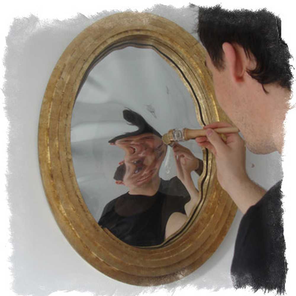 Почему зеркало кривое. Отражение в зеркале. Кривые зеркала в живописи. Отражение человека в зеркале. Искаженное отражение в зеркале.