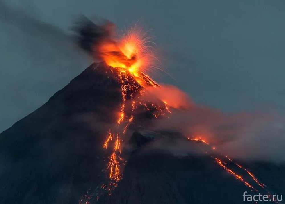 Горы землетрясения извержения вулканов