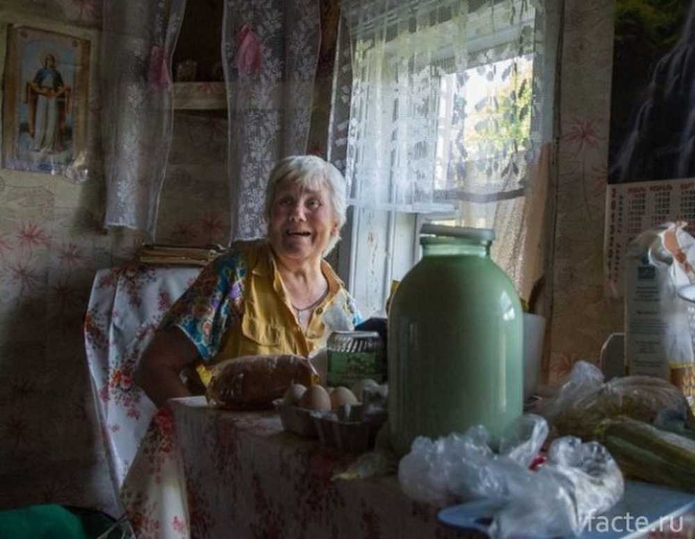 Все по старому живем. Бабушка в деревне. Женщины живущие в деревне. Домик в деревне бабушка. Бабушка в деревенском доме.