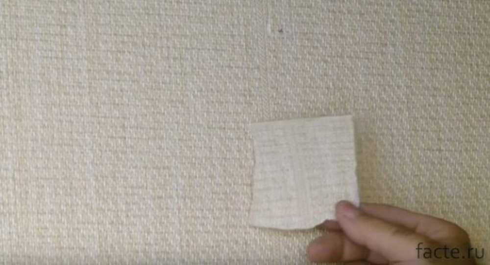 Рваный линолеум. Как переклеить кусок обоев. Оторвали кусок обоев. Оторвали кусок обоев. Заплатка из бумажных обоев своими руками.