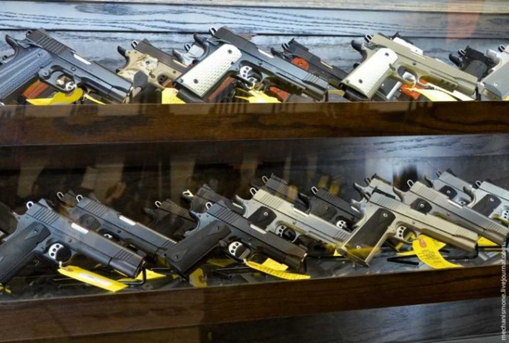 Почему продают оружие. Оружейный магазин в Техасе США. Оружейный магазин в Америке. Магазин оружия в Америке. Магазин стрелкового оружия.