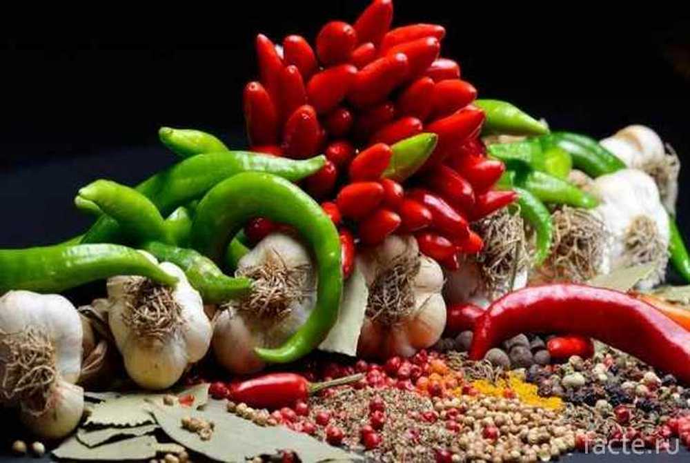 острые продукты. горячий перец чили. острая пища. острые продукты. приправы и специи.