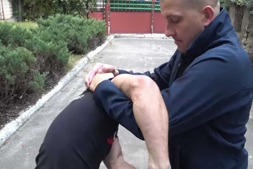 защита от удара ножом сверху снизу сбоку. захват просто захват. захват просто захват. перевороты в борьбе. захват просто захват.