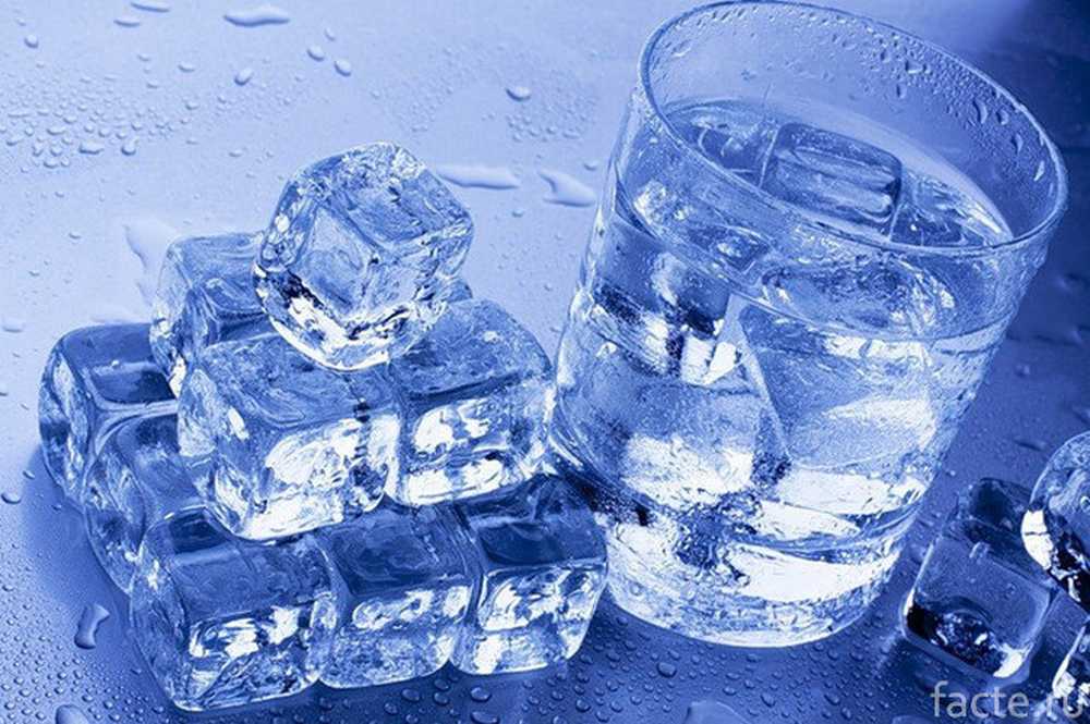 Замороженная вода для питья. Талая вода. Замерзшая вода. Вымораживание воды. Замерзание воды.
