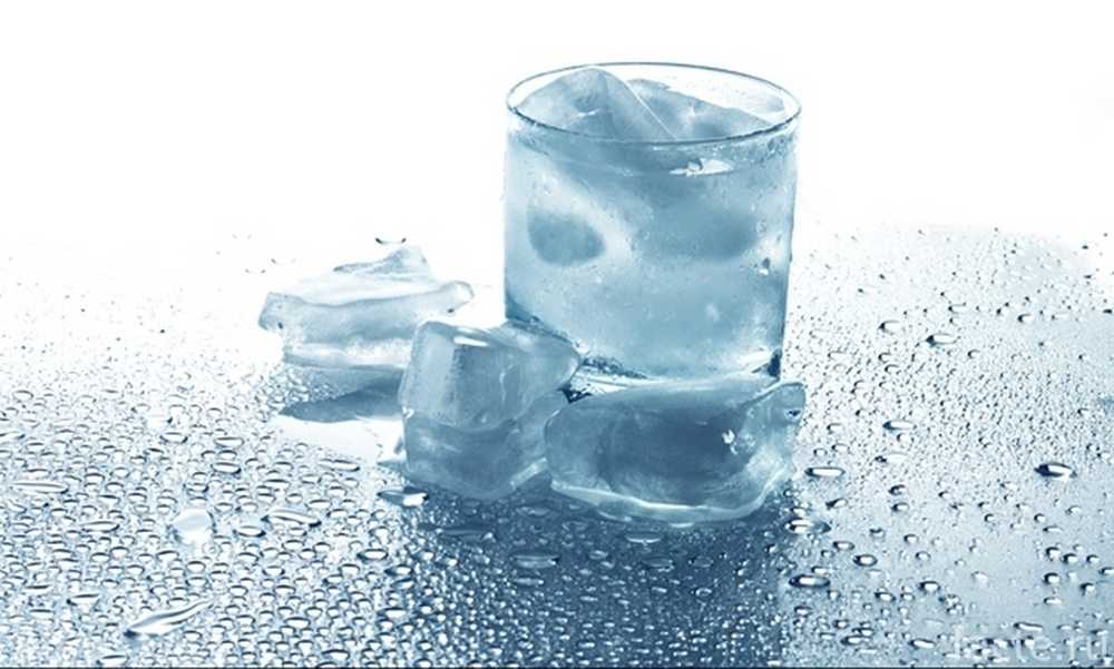 Замороженная вода для питья. Замораживание воды. Талая вода. Замороженная вода. Вода со льдом.