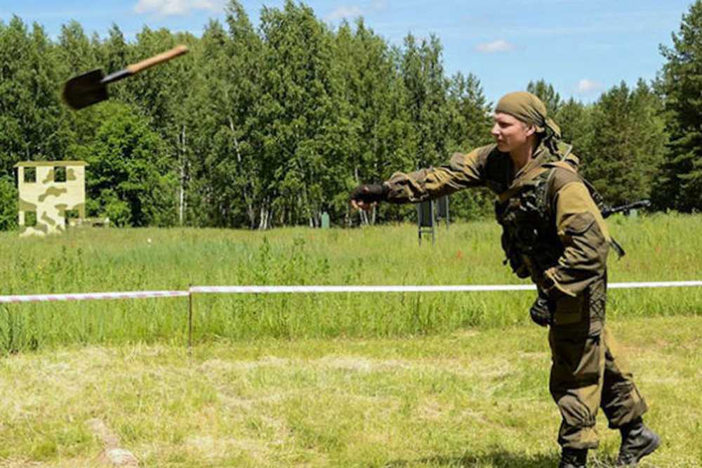 Цель военных игр. Саперная лопата спецназ. Ножи для метания спецназа. Метание Сапёрной лопатки в армии. Спортивное метание ножа.