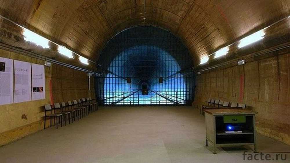 Заглубленные помещения подземного пространства для укрытия населения. Бункер тюрьмы Шпандау. Подземный бункер. Современные военные бункеры. Огромный подземный бункер.