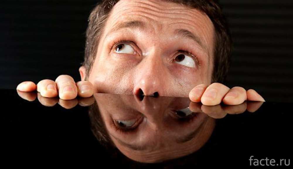 Испуганный парень. Необычные боязни людей. Испуганный человек. Как зовут человека который боится людей. Человек который всего боится.