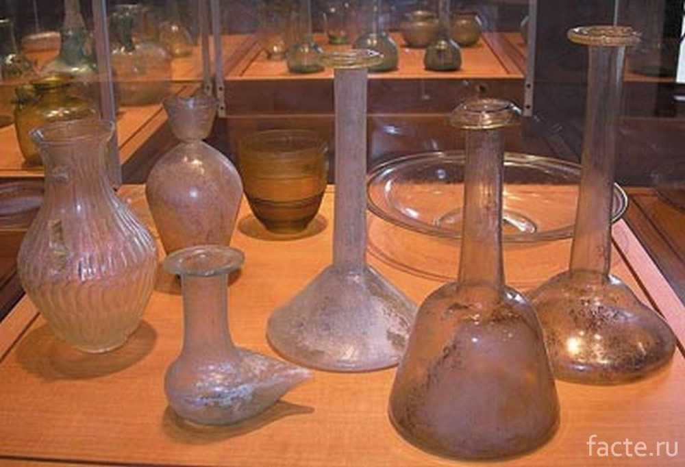 Самое древнее стекло. Стеклоделие в древнем Египте. Стекловарение в древнем Египте. Древнеегипетская стеклодувная печь. Первые стеклянные изделия древнего Египта.