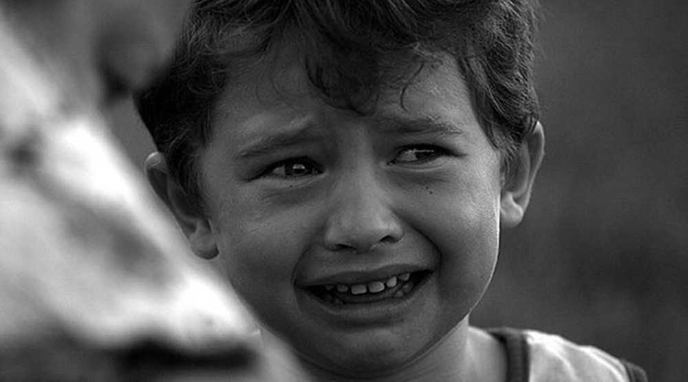 Мама мальчики слезы. Мальчик в слезах. Карабах фото детские слезы. Мальчик лет 8-9 в слезах. Утирать слезы платком ребенку картинка.