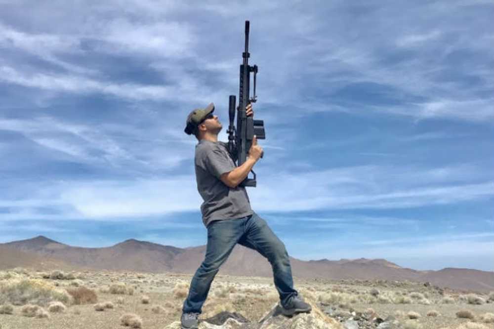 Стрельба с ружья. Стрельба с пистолета. Пистолет стреляет. Стрельба в небо. Два выстрела в воздух.