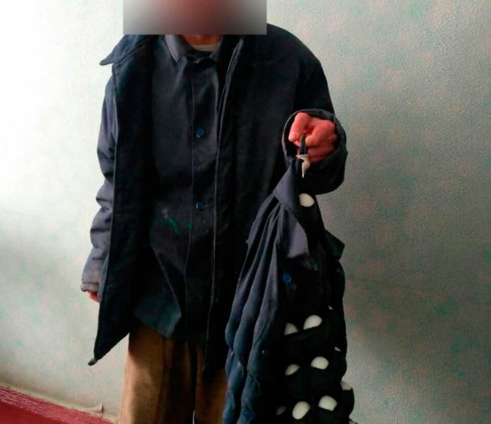 Украл куртку в магазине. Украли куртку. Хищение куртки. Кража в магазине одежды. Манекен в куртках мужской.