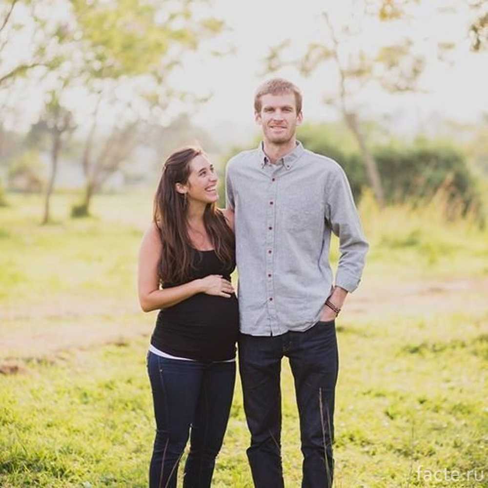 Piggyback ride on sister. Ему устраивает ее семья. Ему устраивает ее семья. Фотосессия большой семьи. Счастливая семья фото.