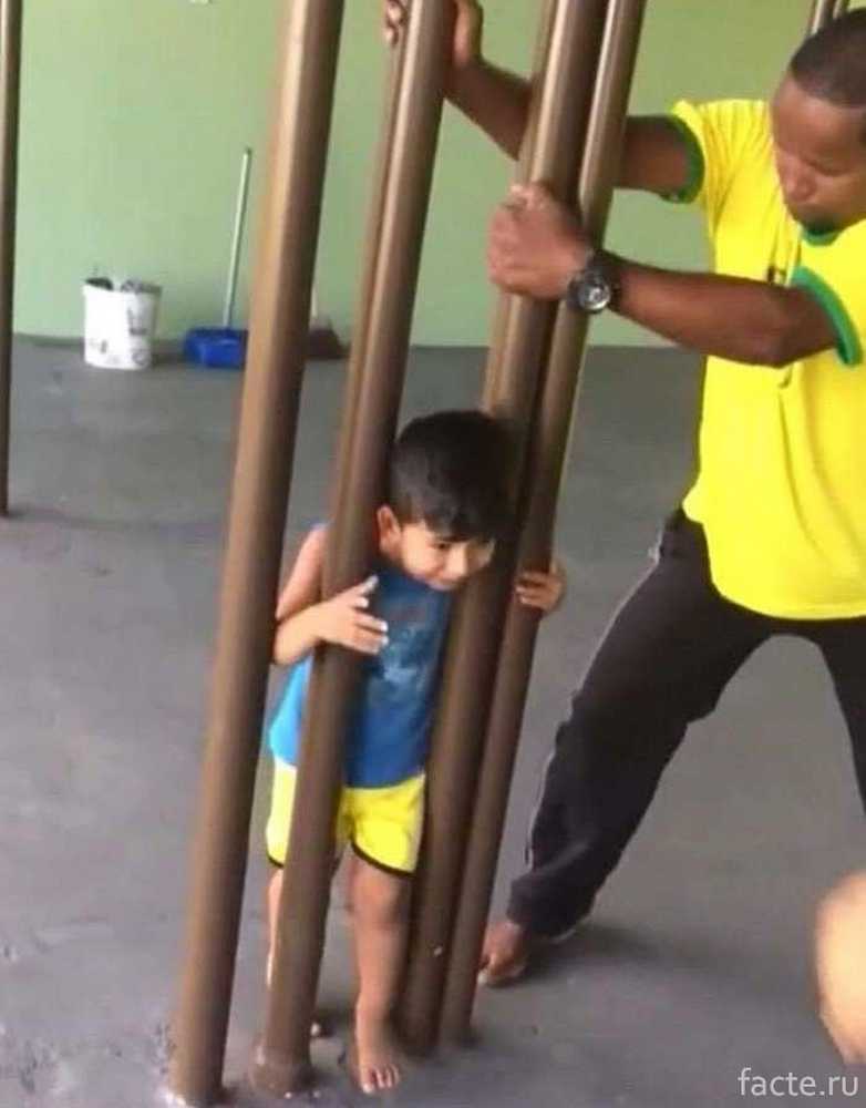 металлический прут в руке. прут человек. мужик с ломом. прут человек. арматурина в руке.