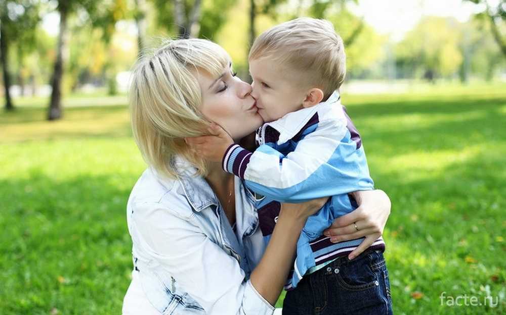женские целование детей. мама целует маму в губы. мама целует маму в губы. детский поцелуй в губы.