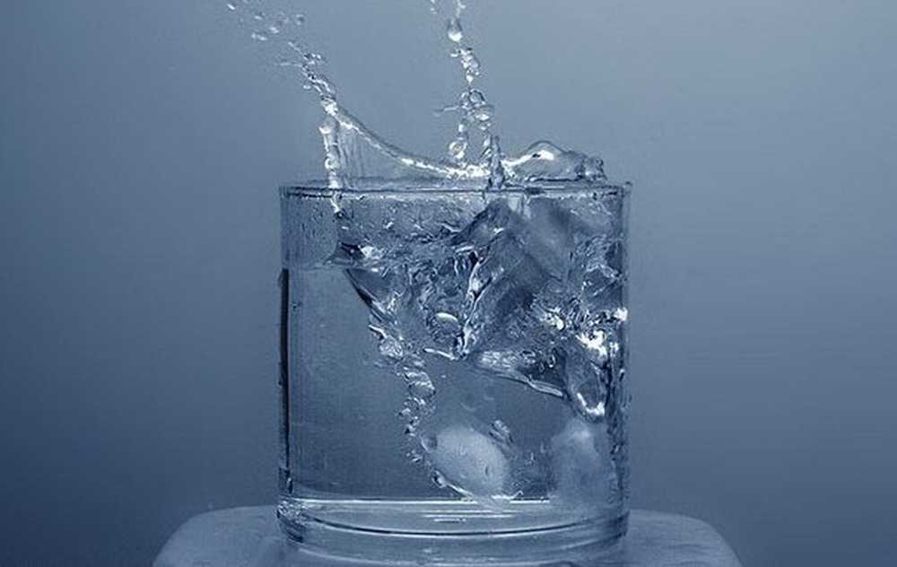 чистое сердце вода. разная вода. вода недвижнее стекло. замораживание воды. столик заха хадид стекло.