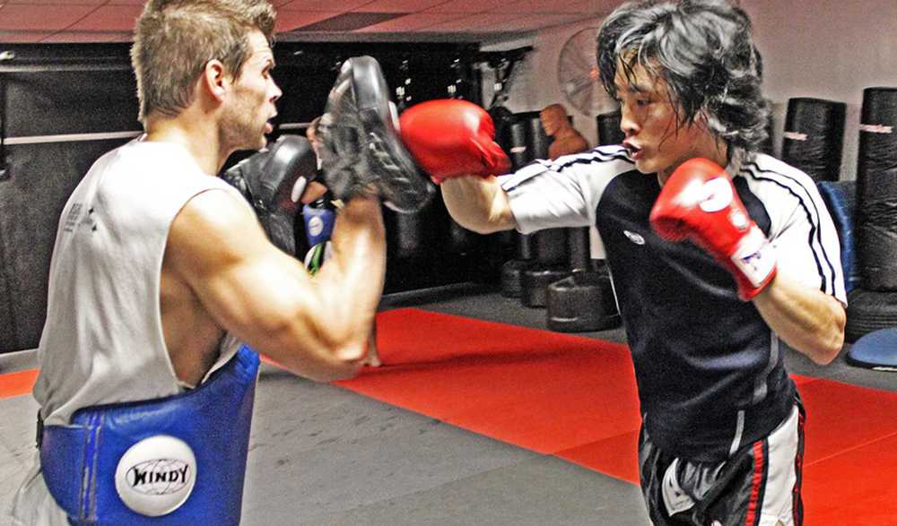 Fighter training. Тайский бокс для самообороны. Самооборона кикбоксинг. Мальчик для битья бокс. Self Defense Муай Тай.