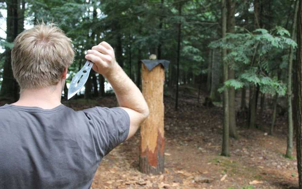 ножи для кидания в дерево. спортивные метательные ножи. человек метает нож. метание ножей gif. ножи для метания.