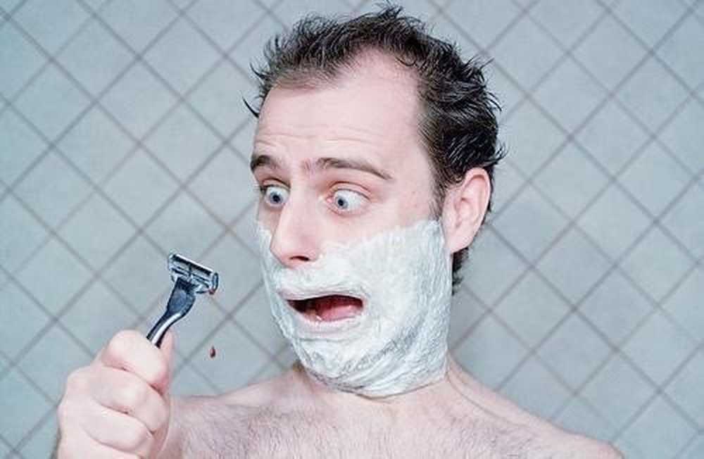 Бреют какое лицо. Мужик с бритвой. Техника бритья. Бритье кожи. Мужчина бреется.