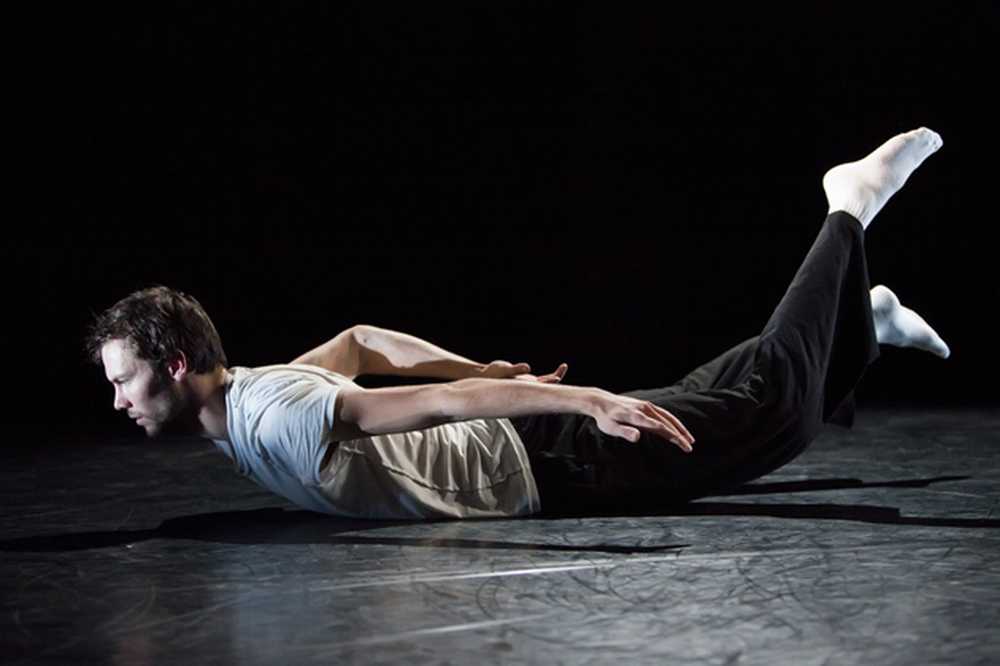 Fallen man. Falling man. Сценическое падение. Падение и приземление в танце. Падать.