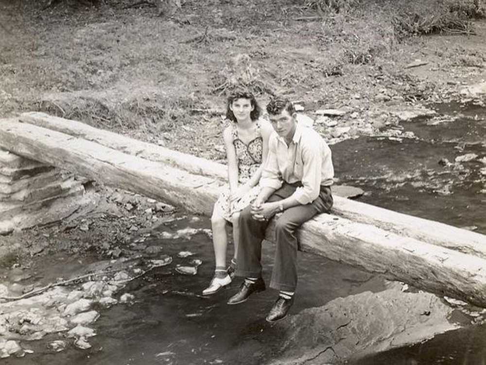 жили счастливо и умерли в один