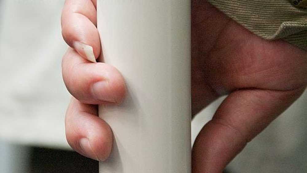 длинные мужские ногти. мужчины отращивают ноготь на мизинце. зачем мужчины отращивают мизинец. отрощенный ноготь на мизинце у мужчин. маникюр на кривые пальцы.