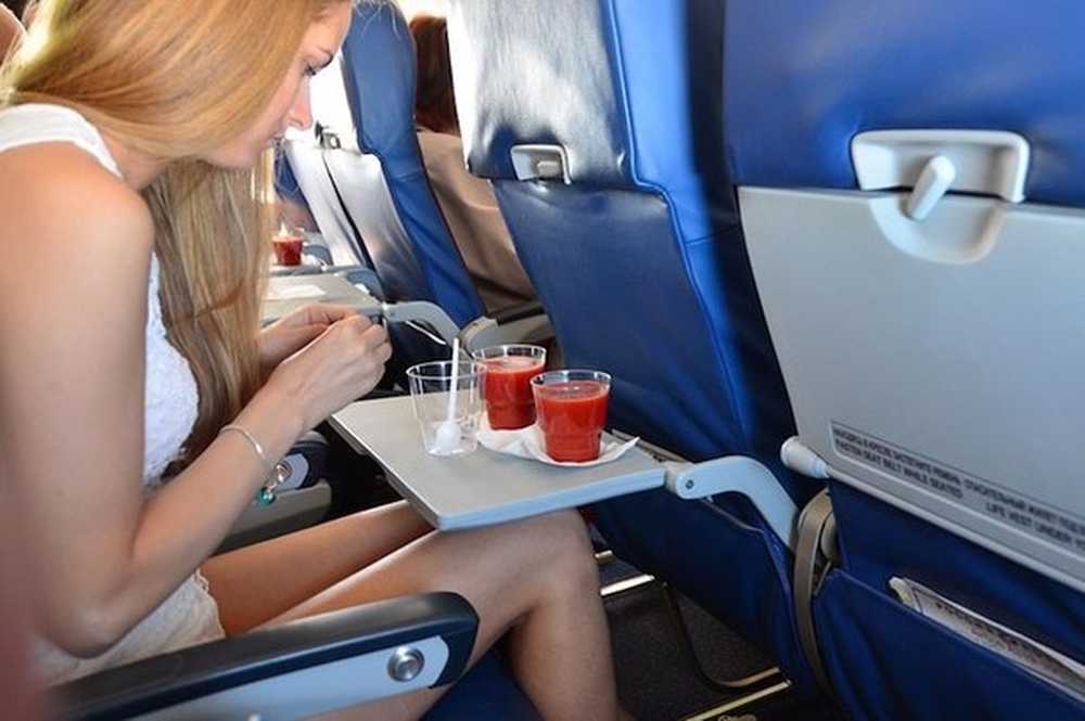 Томатный сок в самолете почему. Столик в самолете. Столик в самолёте пассажира. Откидной стол в самолете. Самолет.